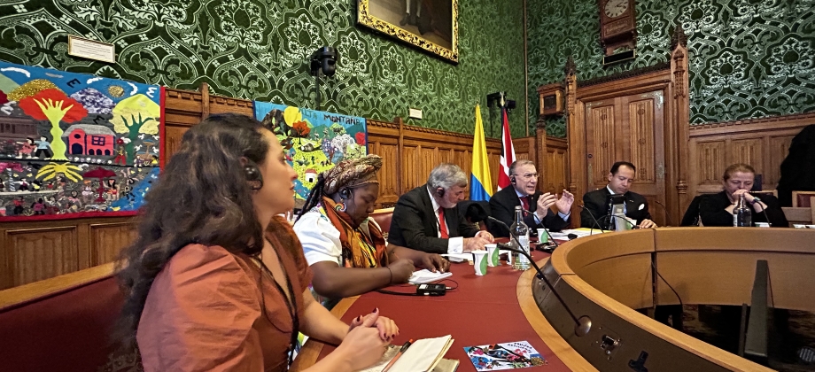 Embajada en el Reino Unido presentó a las Tejedoras de Mampuján en el Parlamento Británico. La agenda continúa en Londres y Belfast