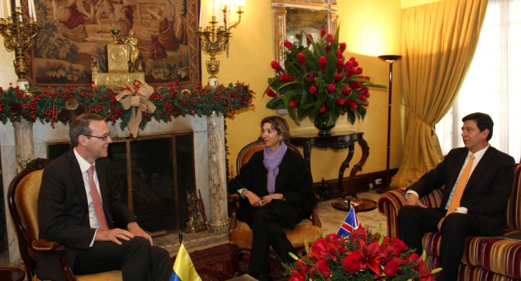 La Viceministra de Relaciones Exteriores de Colombia, Patti Londoño Jaramillo, se reunió este lunes en el Palacio de San Carlos, sede de la Cancillería colombiana, con el Subsecretario Permanente y Jefe del Servicio Diplomático del Reino Unido, Simon McDonald.