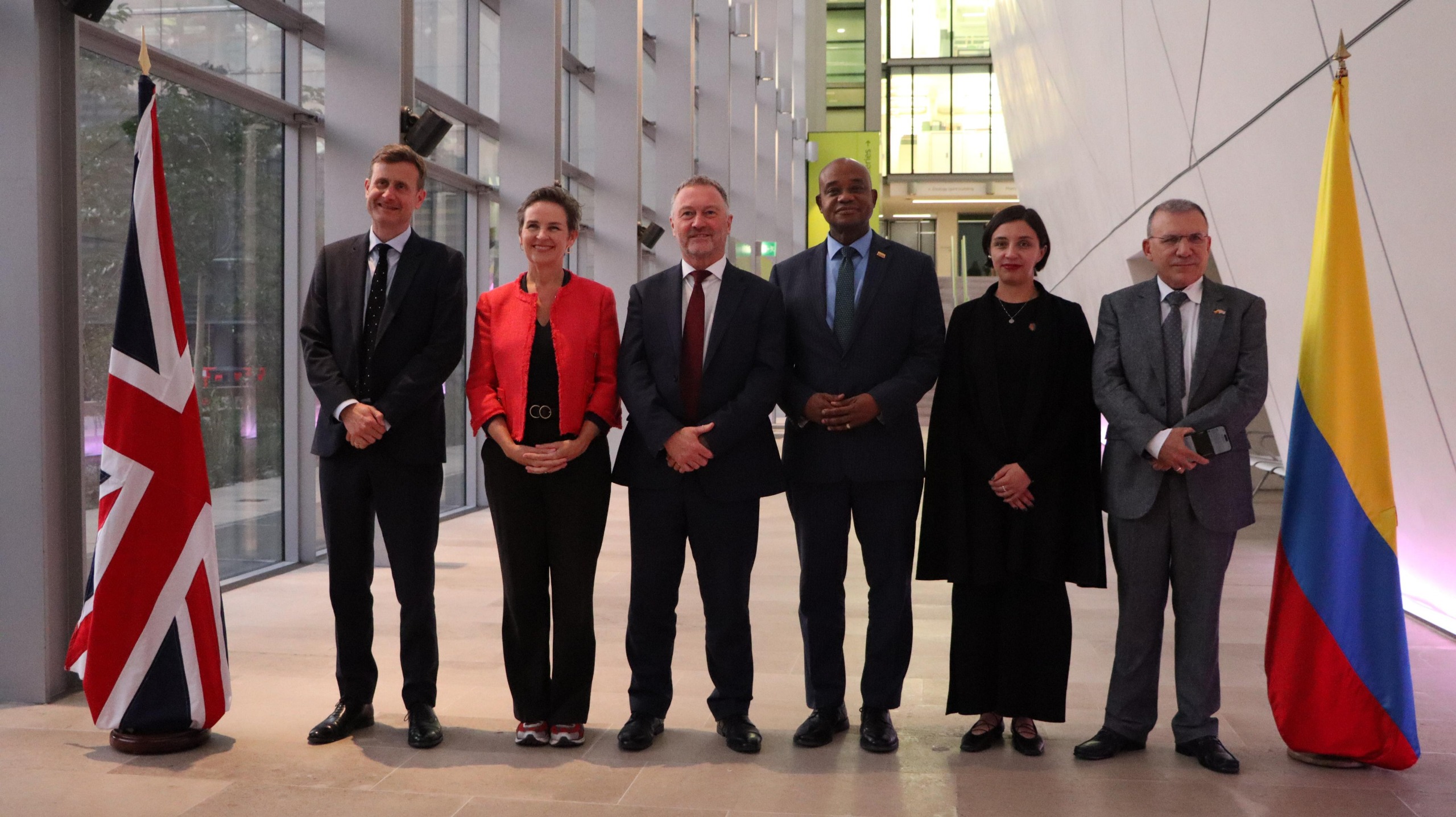 Canciller Luis Gilberto Murillo, junto con la Ministra de Agricultura Martha Carvajalino, se reunió con el Secretario de Estado para el Medio Ambiente, Alimentación y Asuntos Rurales del Reino Unido, Steve Reed, y la Subsecretaria, Mary Creagh.