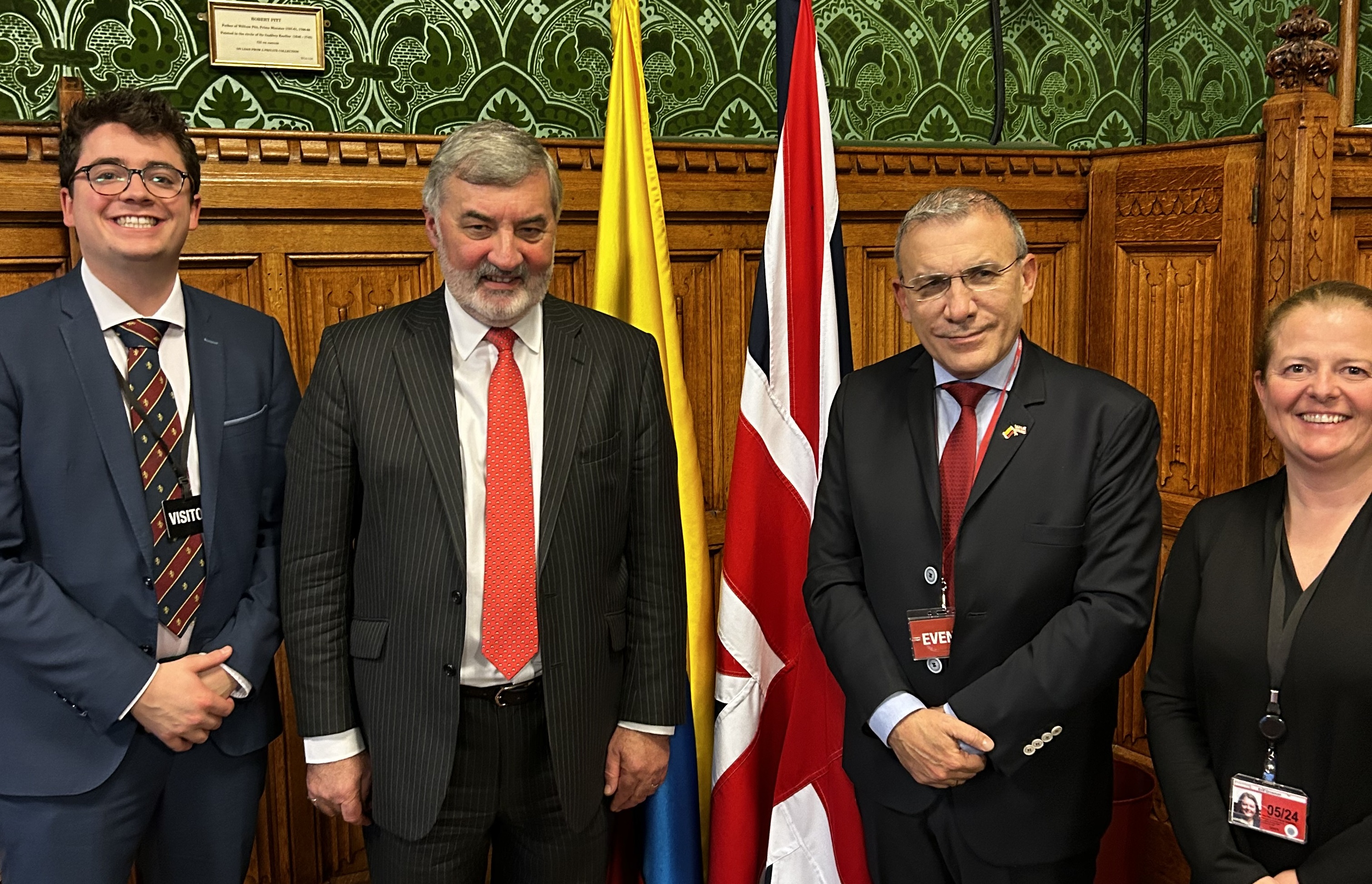 Embajada en el Reino Unido hizo posible que representantes de las Tejedoras de Mampuján, Bolívar contaran su historia y mostraran su arte de construcción de paz en el Parlamento Británico. La agenda continúa en Londres y Belfast