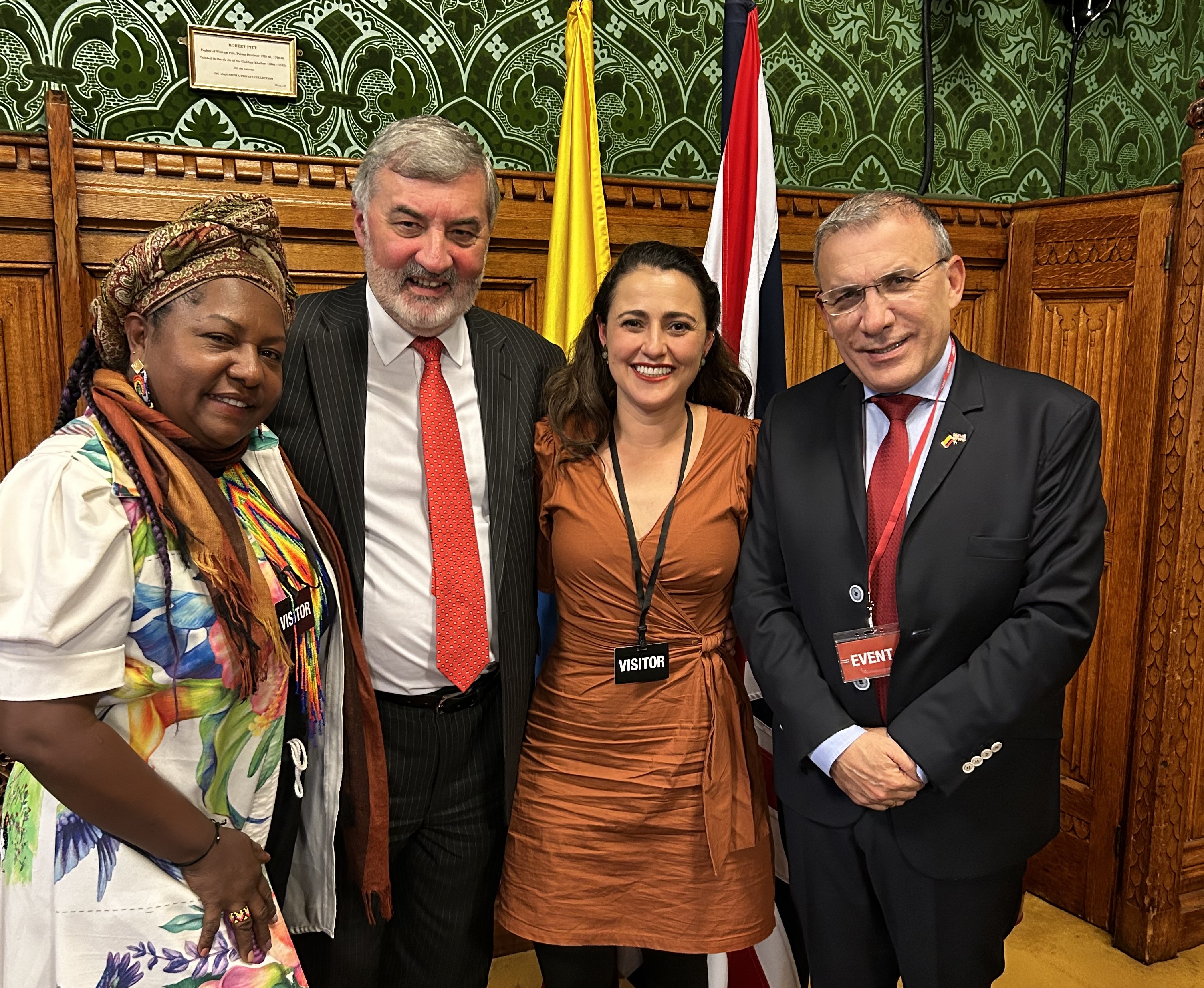 Embajada en el Reino Unido hizo posible que representantes de las Tejedoras de Mampuján, Bolívar contaran su historia y mostraran su arte de construcción de paz en el Parlamento Británico. La agenda continúa en Londres y Belfast