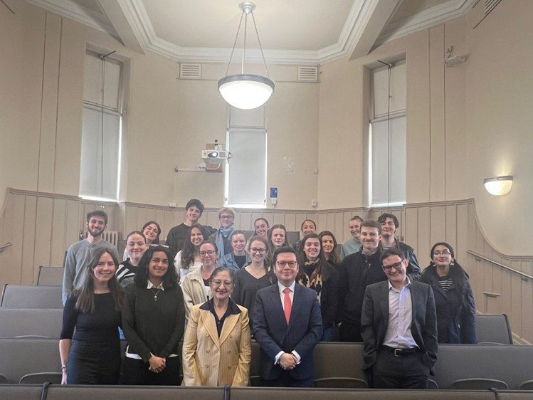 El Liderazgo de las mujeres de Colombia y el Reino Unido inspira los mensajes de construcción de paz en la Universidad de St. Andrews