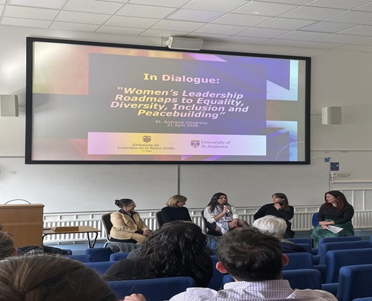 El Liderazgo de las mujeres de Colombia y el Reino Unido inspira los mensajes de construcción de paz en la Universidad de St. Andrews