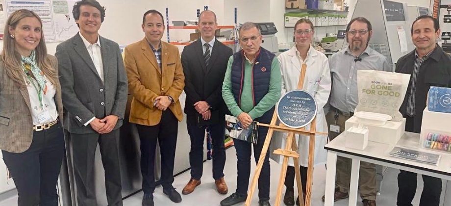 Embajada en Londres visita las instalaciones de empresa británica que ha desarrollado tecnología de punta para biodegradar plásticos 