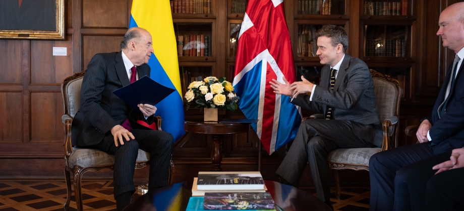 Ministro Leyva Durán le da la bienvenida a Colombia al nuevo embajador de Reino Unido