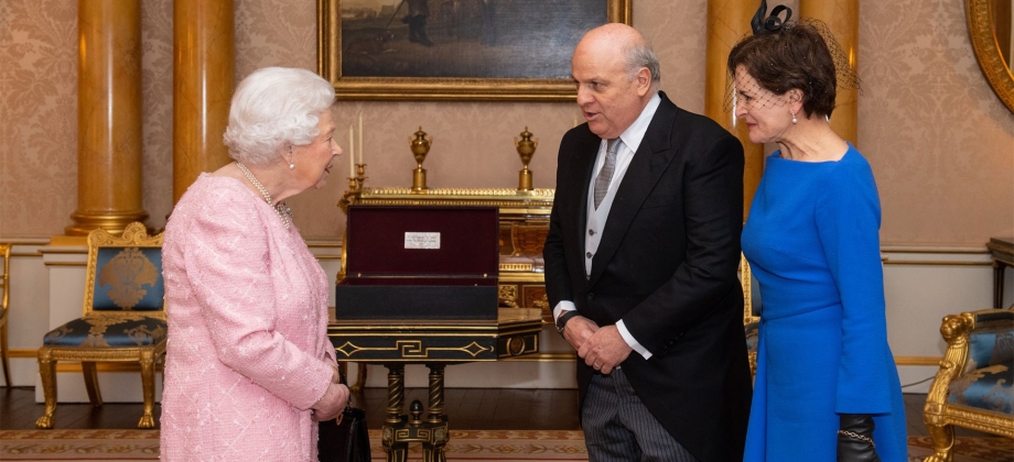 Foto del Embajador de Colombia ante el Reino Unido presentó cartas credenciales a la Reina Isabel II