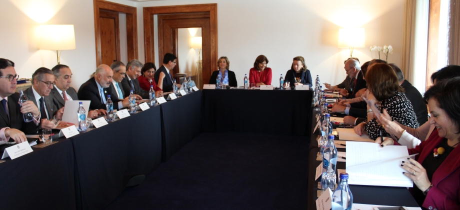 Embajador en Reino Unido, Néstor Osorio, participó en la reunión de embajadores, jefes de misión y encargados de negocios de Colombia acreditados en Europa con Canciller Holguín