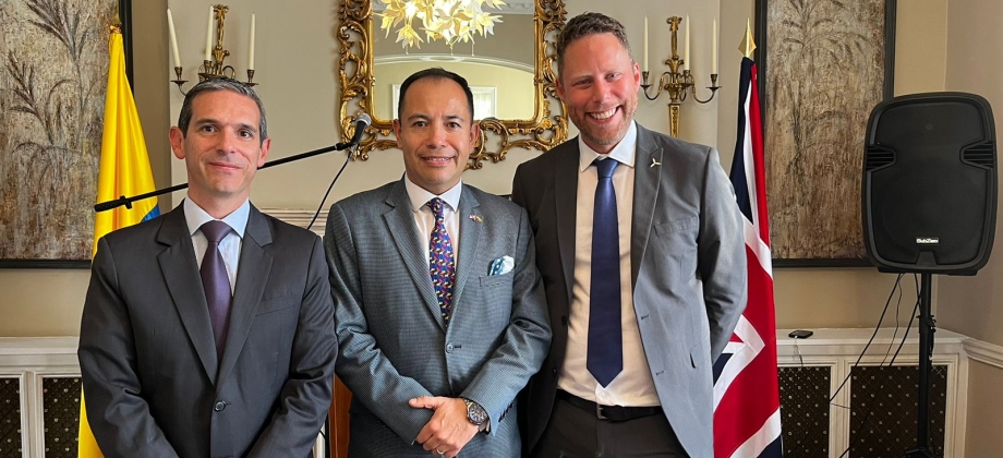 Embajada en Londres propicia intercambios entre el sector de energías limpias del Reino Unido y delegación de Colombia de este sector