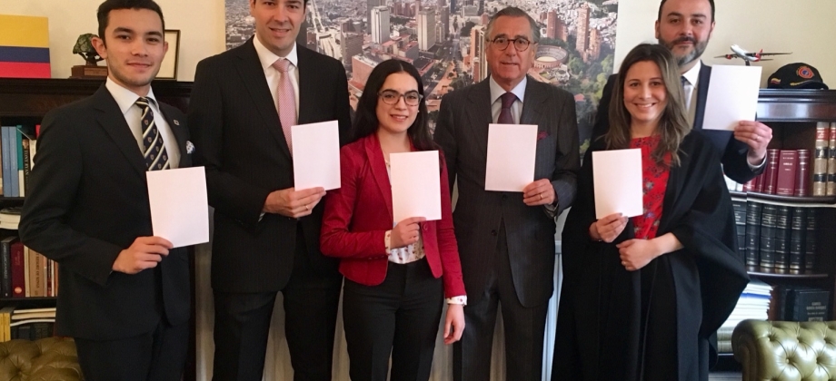 La Embajada de Colombia en Reino Unido se une a la campaña #WhiteCard liderada por la organización Peace & Sport con ocasión del Día Internacional del Deporte para el Desarrollo y la Paz