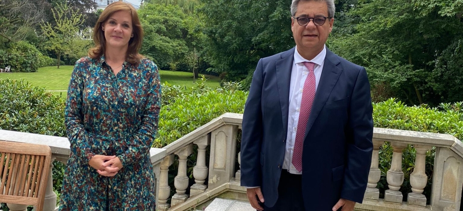 Embajador de Colombia Fernando Grillo dialogó con la Embajadora del Reino Unido