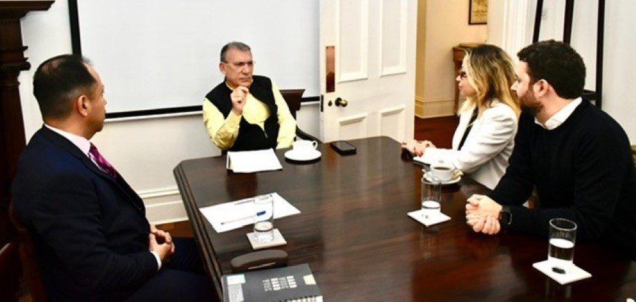 Foto del encuentro del Embajador Roy Barreras con la Directora de Asuntos Corporativos para Latinoamérica, Mariana Lucena, y del Gerente de Asuntos Corporativos para Colombia y Perú de Haleon PLC